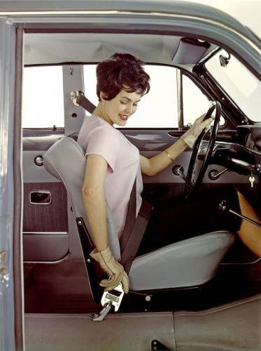 Fot. Volvo: W 1958 r. wprowadzono trzypunktowe pasy bezpieczeństwa jako wyposażenie standardowe. Wkrótce Volvo wyposażone w dwuobwodowy układ hamulcowy