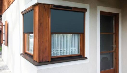 Warto wiedzieć, że osłony okienne montowane na zewnątrz, zapewniają lepszą ochronę przed nagrzewaniem, niże osłony wewnętrzne.