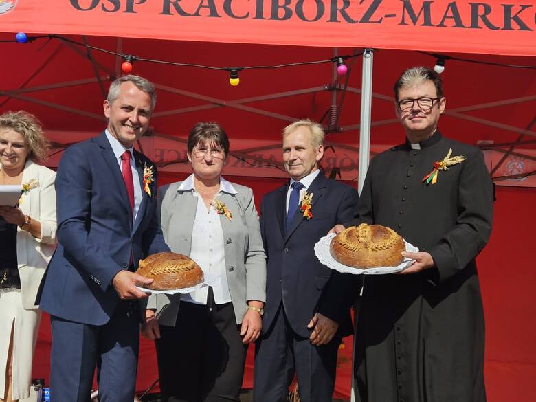 Tegoroczne dożynki w Raciborzu-Markowicach rozpoczęły się mszą świętą w kościele pw. Świętej Jadwigi, podczas której ksiądz dziekan dr Marian Obruśnik