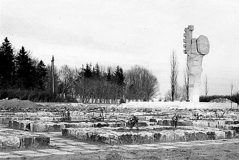 Cmentarz wojenny w południowej części miasta (otwarty w 1945 r. na powierzchni ok. 1,2 ha) podczas finalizowania prac remontowych w 1969 roku (fot. autor nieznany, ze zbiorów MHZK).<br /> 