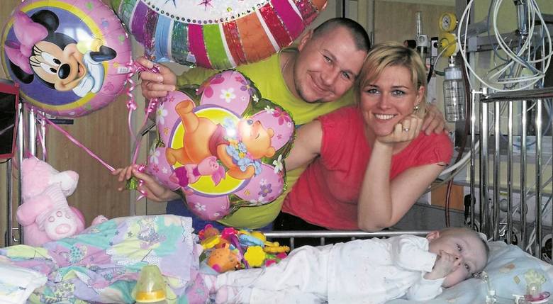 Ewelina i Damian Piechoccy wraz z Tosią, która musiała spędzić swoje pierwsze urodziny w szpitalu w Warszawie. Jak jej pomóc? Warto pojawić się na pikniku,