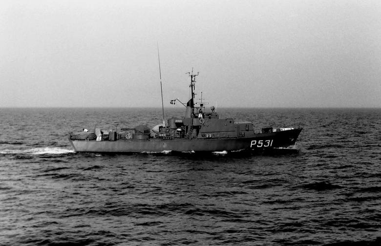 Duński kuter patrolowy serii Dafne podczas rejsu wzdłuż pasa naszych wód terytorialnych latem 1977 r.