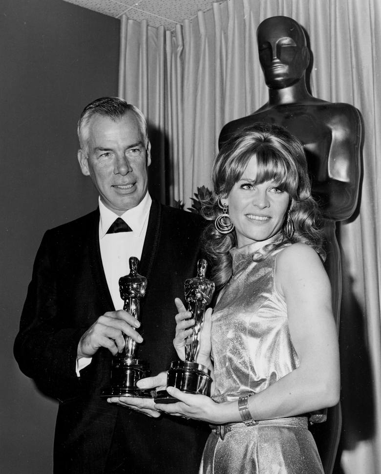 Lee Marvin i Julie Christie ze statuetkami dla najlepszych aktorów za role w filmach "Kasia Ballou" i "Darling" w 1966 r.<br /> 
