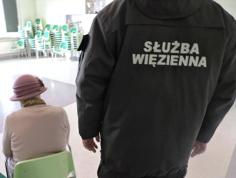 Matka próbowała przemycić narkotyki dla syna osadzonego w Zakładzie Karnym w Łowiczu. 64-latka ukryła w ustach ponad 2,3 grama marihuany