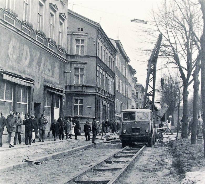 Demontaż torów tramwajowych na al. Wojska Polskiego po zlikwidowanej w 1959 roku trakcji nastąpił wiosną 1976 roku
