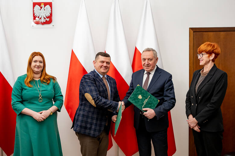 Minister rolnictwa Henryk Kowalczyk podpisał porozumienie z prezydentem Jackiem Wójcickim w obecności europoseł Elżbiety Rafalskiej.
