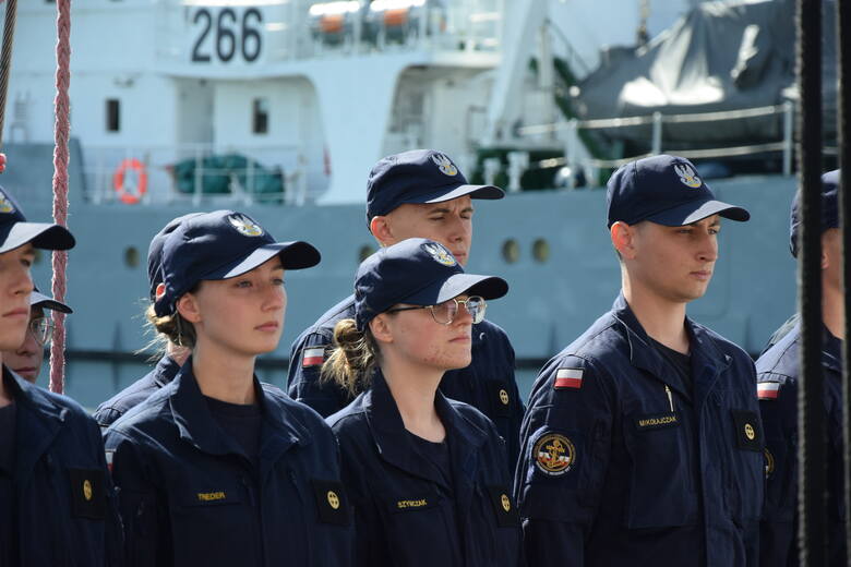 Załogę stanowili podchorążowie I roku z Akademii Marynarki Wojennej w Gdyni.