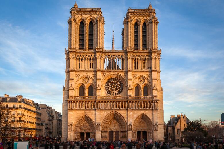 Słynne świątynie Paryża można zwiedzać za darmo poza porami nabożeństw. Niestety, katedra Notre Dame nadal nie jest udostępniana turystom - trwa remont