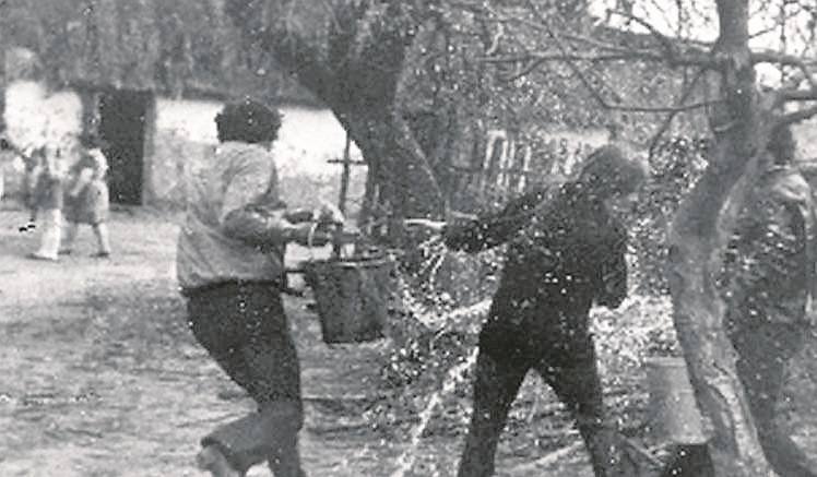 Redecz Krukowy 1972 r. przed domem u Borkowskich - dyngus był obowiązkowy.