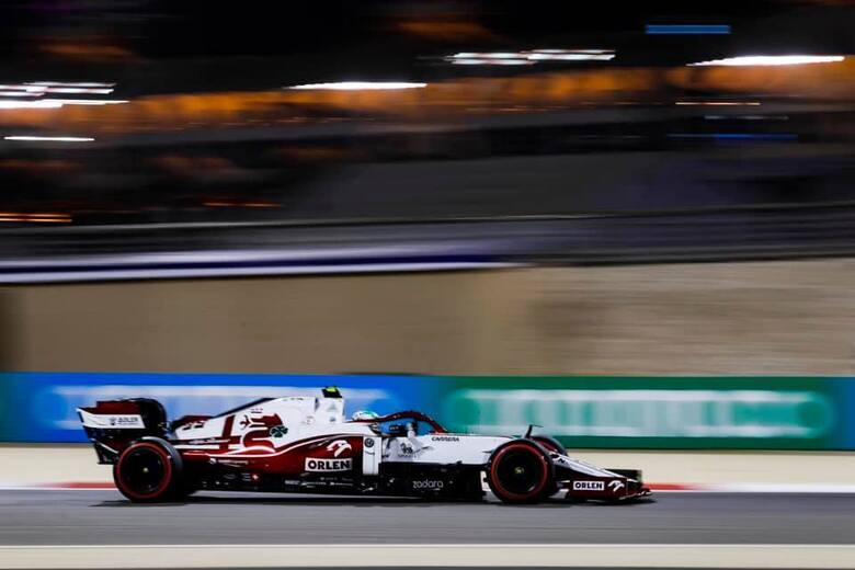 Lepsza strategia pit stopów i skuteczna obrona pozwoliła Lewisowi Hamiltonowi odeprzeć ataki Maxa Verstappena i wygrać inauguracyjny wyścig sezonu Formuły