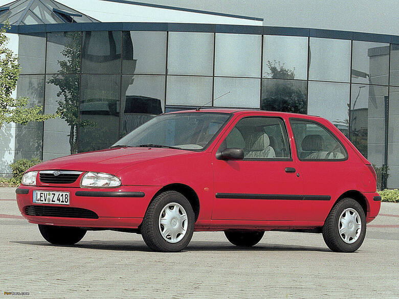 Mazda 121 (1996-2001). Najczęstsze problemy:  benzynowy silnik 1.2 i wysokoprężny 1.8 D wymagają stałego nadzoru nad paskiem zębatym w układzie rozrządu.