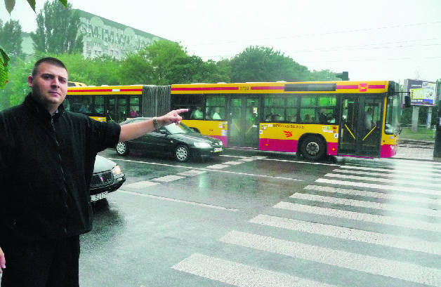 - Kierowcy autobusów linii 99 nagminnie skręcają z ul. Zgierskiej w Pojezierską na czerwonym świetle - skarży się Piotr Wiktorowski. - Kilka dni temu o mało nie doszło przez to do wypadku. 