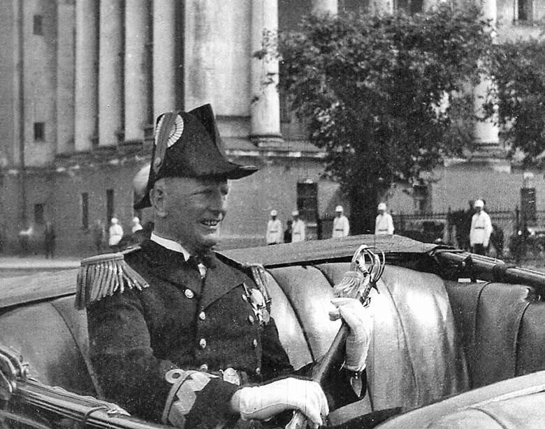 Kontradmirał Józef Unrug w mundurze galowym (lata 30.)