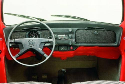 Fot. VW: Tablica przyrządów z 1980 r.  nie miała flakonika. Upadek obyczajów ?