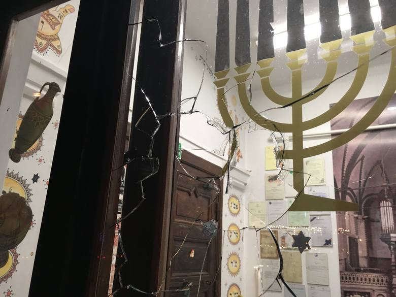 Atak na synagogę w Gdańsku Wrzeszczu 19.09.2018. Podczas modlitwy wybito szybę w oknie