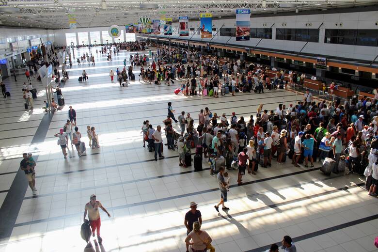 Opóźnienia w kontroli celnej, imigracyjnej i paszportowej mogą sparaliżować lotniska.
