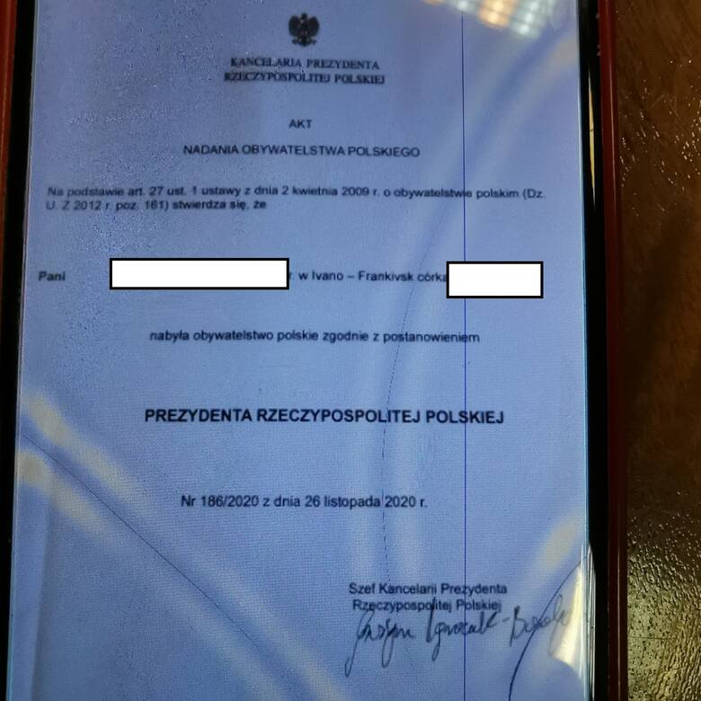 To podrobiony dokument o nadaniu obywatelstwa. Pani Ołena twierdzi, że dostała go od radnego Kamila B.