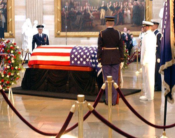 POGRZEB RONALDA REAGANAdata: 9 czerwca 2004koszt: 400 mln dolarówJednym z najdroższych pogrzebów w historii współczesnego świata było pożegnanie Ronalda