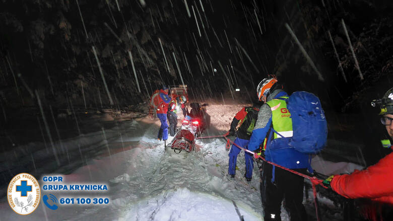 Ratownicy GOPR przedzierali się przez zaspy i walczyli z wiatrem i śniegiem. Uratowali dwóch mężczyzn, którzy utknęli w okolicach szlaku prowadzącego
