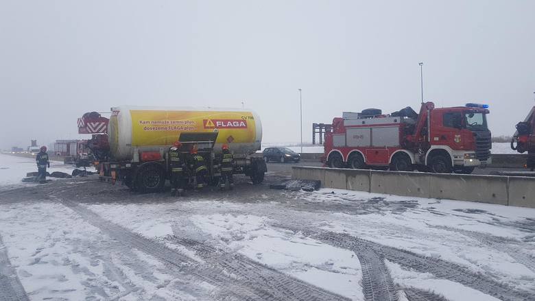 Ciężarówka z cysterną przewróciła się na drogę, tarasując przejazd Autostradą A1 w kierunku Gliwic