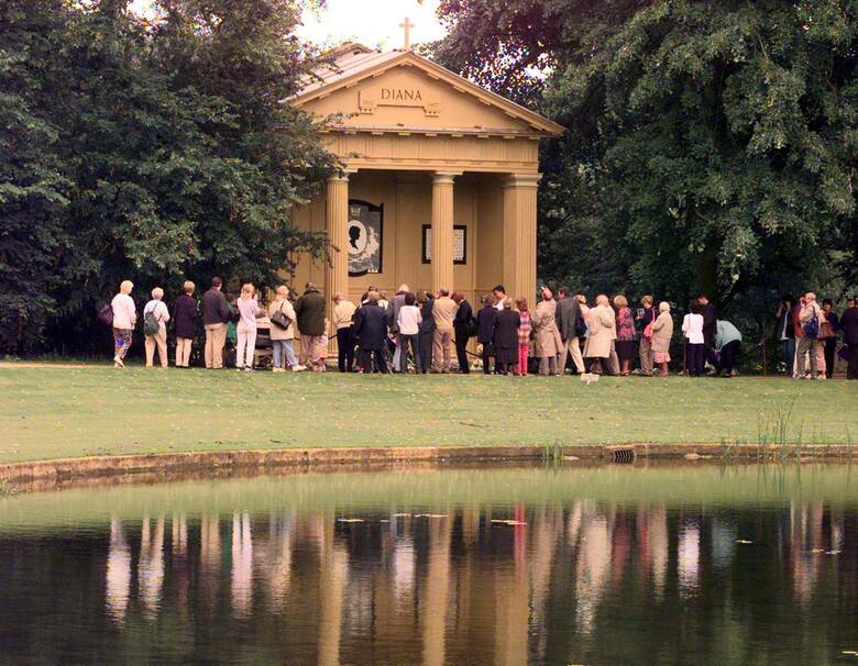 Posiadłość rodziny Spencerów w Althorp, gdzie pochowana jest księżna Diana, na zdjęciu zwiedzający przed świątynią dorycką poświęconą pamięci Diany.