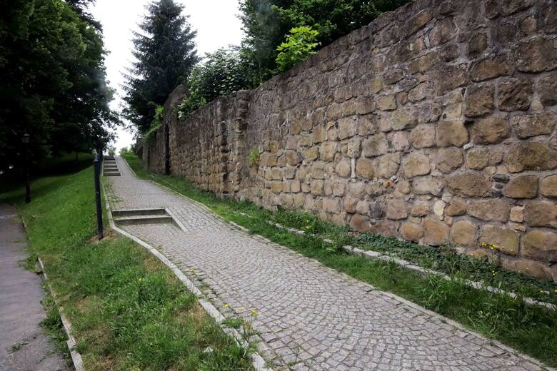 To jeden z najważniejszych zabytków miejskich. Mury miejskie posiadały dwie bramy: Górną i Dolną. Na początku XIX wieku zaczęto rozbierać elementy fortyfikacji,