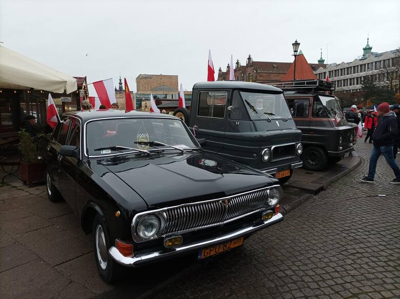 Zabytkowe samochody podczas Parady Niepodległości w Gdańsku