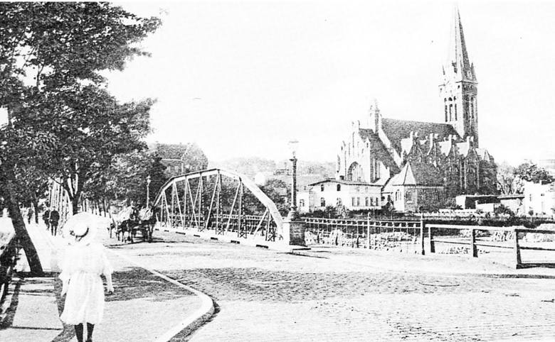 Dzisiejszy most Bernardyński został zbudowany w 1962 roku. Wcześniej w tym samym miejscu brzegi Brdy spinały mosty Cesarskie. Pierwszy z nich, żelazny, powstał już w 1872 roku. Z obu stron jezdni używanej wówczas wyłącznie przez dyliżanse i inne powozy, istniały wygodne szerokie chodniki