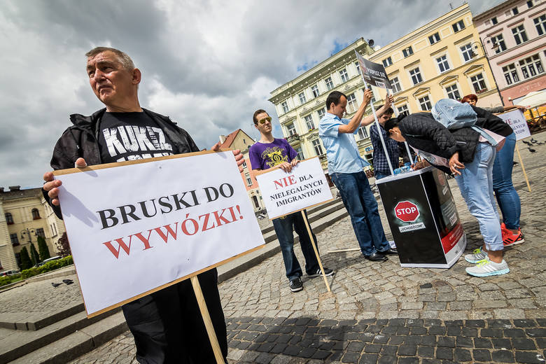 Wczoraj przed bydgoskim ratuszem zebrali się zwolennicy referendum o odwołanie Rafała Bruskiego i przeciwnicy przyjmowania imigrantów.