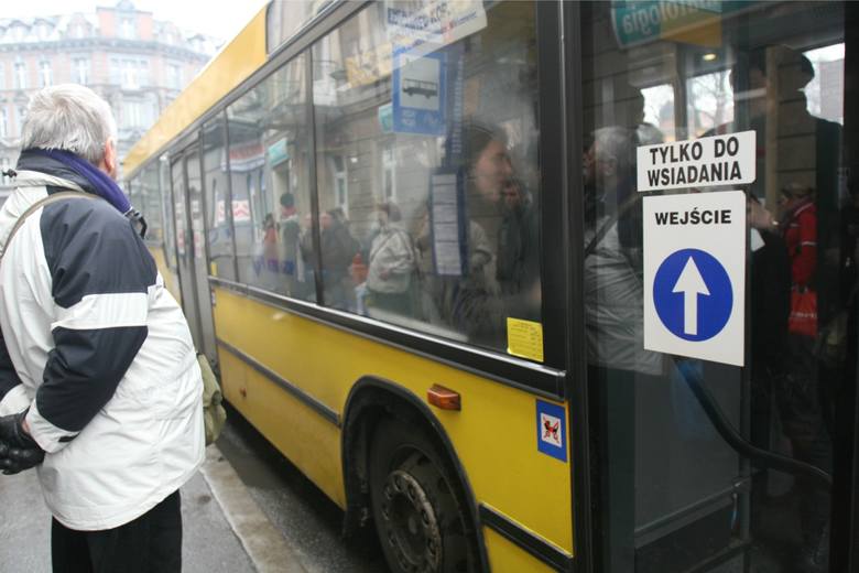 28.12.2011 katowice autobus drzwi tylko do wsiadania fot. marzena bugala/polskapressse