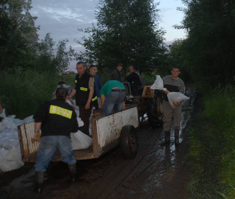 Mieszkańcy wsi Późna podczas zabezpieczania swojej miejscowości przed powodzią w 2013 roku.