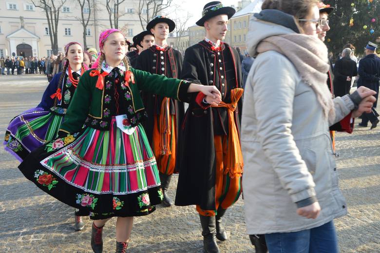 Maturzyści ze szkół średnich powiatu łowickiego zatańczą poloneza na Starym Rynku [ZDJĘCIA]