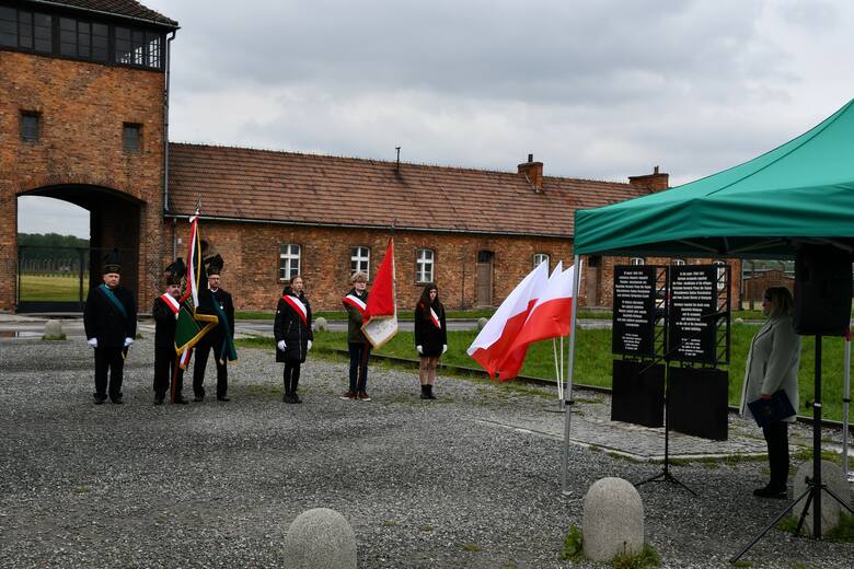 Przed Tablicami Pamięci w Brzezince w sąsiedztwie Bramy Śmierci odbyły się obchody 83. rocznicy wysiedlenia przez Niemców kilkunastu tysięcy mieszkańców