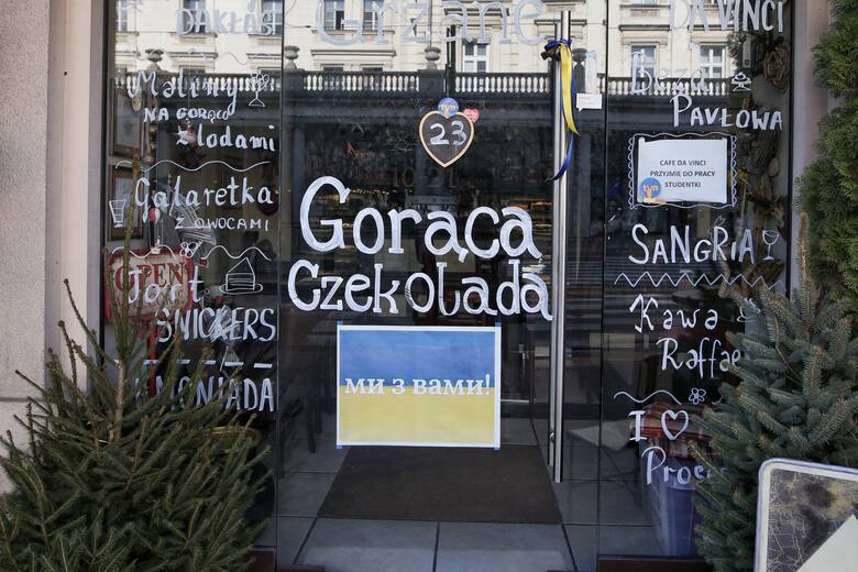 Poznaniacy okazują solidarność Ukrainie. Na ulicach miasta można zauważyć gesty wsparcia dla naszych wschodnich sąsiadów. Na wielu witrynach sklepów, czy restauracji zawisły plakaty i flagi ukraińskie. <br /> <br /> <strong>Przejdź dalej ---></strong>