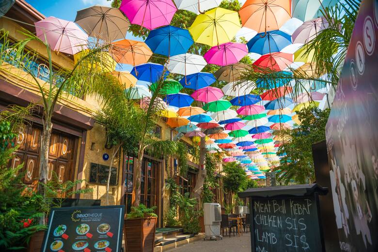 Kolorowe parasole nad jedną z cypryjskich ulic