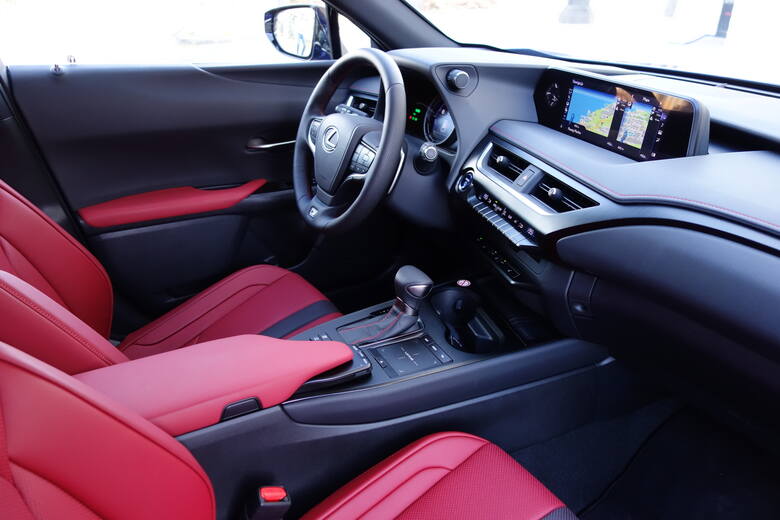 Lexus UXNie powinno być dla nikogo zaskoczeniem, że nowego Lexusa UX nie produkuje się z silnikiem wysokoprężnym. Do napędu przewidziano przede wszystkim