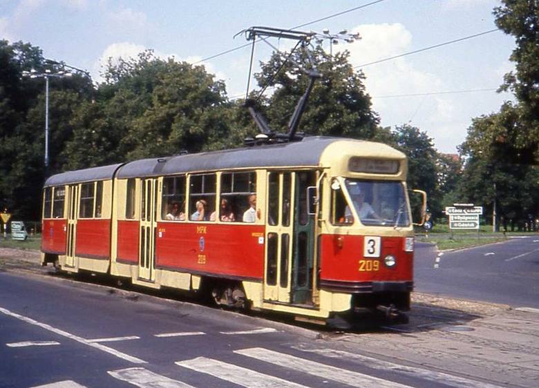 Od lat 60. do 80. na linii nr 3  kursowały tramwaje typu Konstal 2N - jeden z nich na placu Armii Czerwonej (dziś aleja Solidarności).