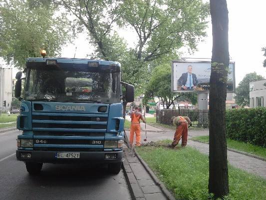 Na ul. Kasprzaka robotnicy porządkujący trawnik zaparkowali na pasie jezdni ciężarówkę scania. Utrudnili tym ruch innym pojazdom. 
