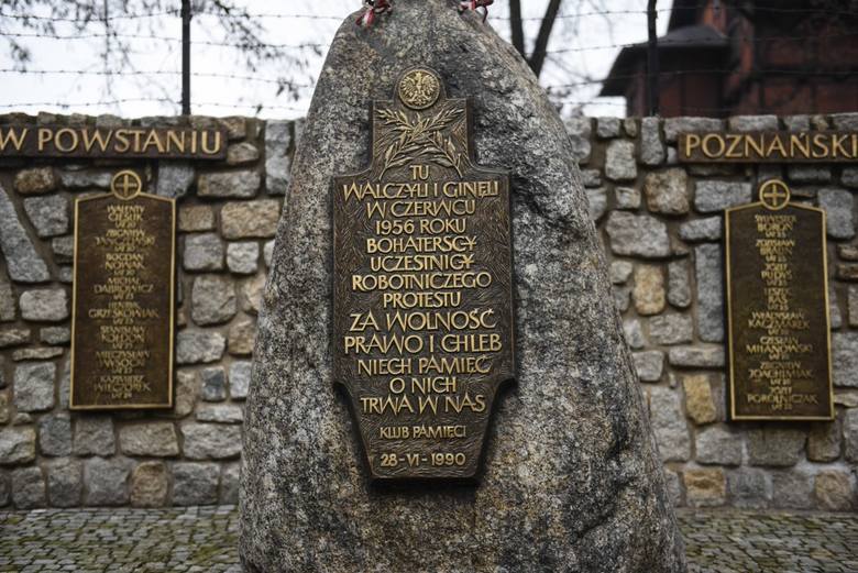 "Za wolność, prawo i chleb" - zbliżenie na głaz narzutowy Pomnika Poległych w Powstaniu Poznańskim.