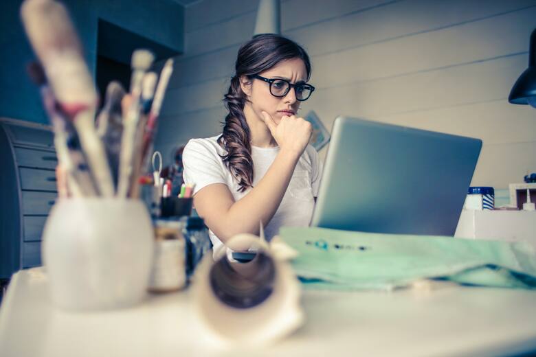 Zdjęcie kobiety pracującej w skupieniu przed komputerem