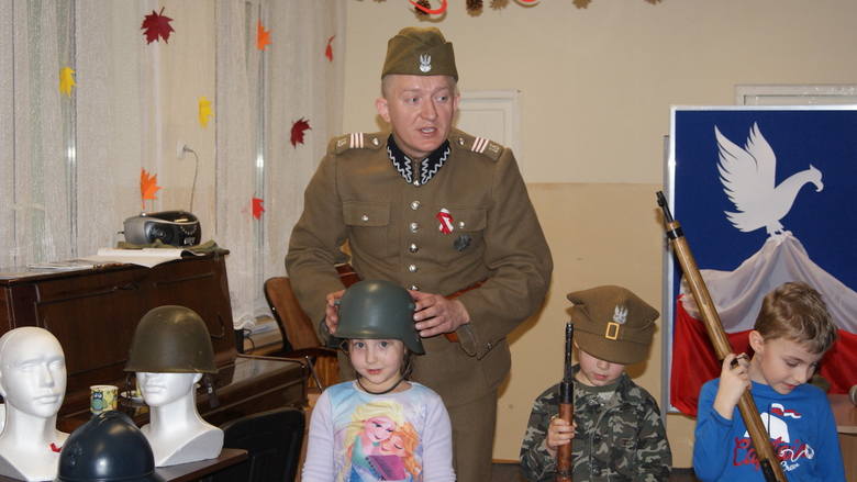Członkowie Stowarzyszenia Tradycji 26. Skierniewickiej Dywizji Piechoty odwiedzili Przedszkole nr 5 w Skierniewicach [ZDJĘCIA]