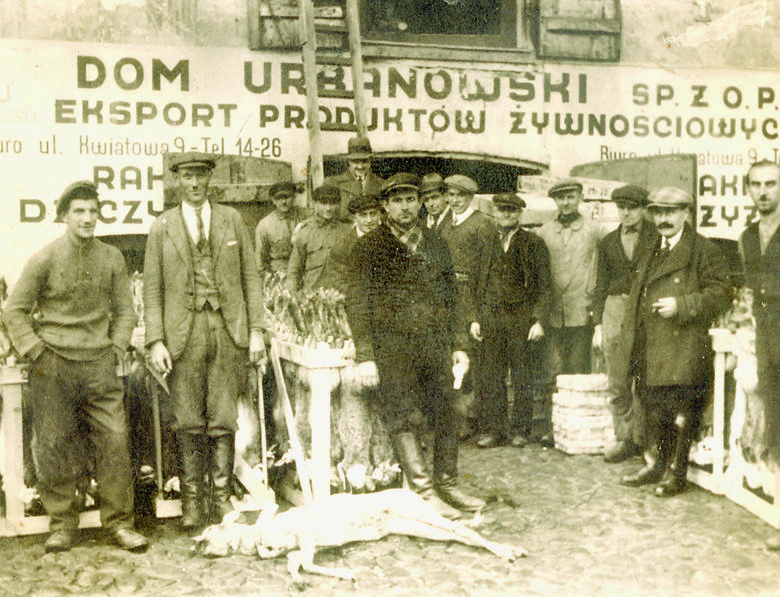 "Król raków" czyli Leon Urbanowski (drugi z prawej) - bydgoski przedsiębiorca w 20-leciu międzywojennym  dostarczał także na rynek francuski, niemiecki i austriacki  