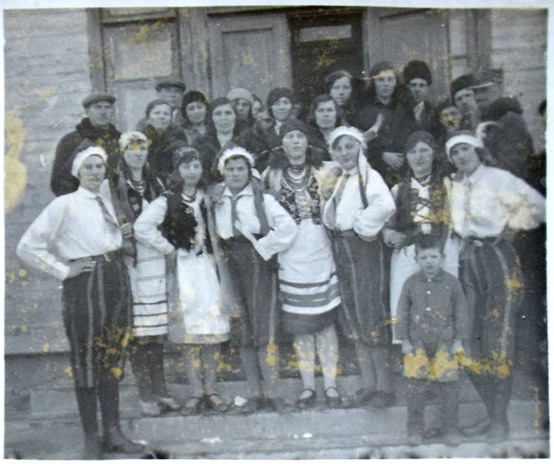 Mieszkańcy Karłowicz, skąd pochodzi Ewelina z Wiśniewskich Walczak - zdjęcie z 1932 roku.<br /> 