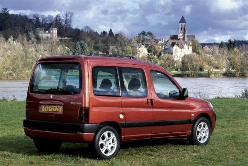 Fot. Peugeot: Partner napędzany benzynowym silnikiem 1,4 l o mocy 75 KM ma zbliżoną dynamikę do VW Caddy, jednak pojazd francuski ma niższe zużycie