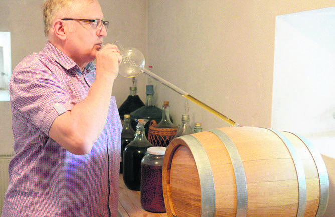 Przemysław Karwowski w piwniczce w zielonogórskiej Ochli odtwarza smaki tradycyjnych miodów pitnych
