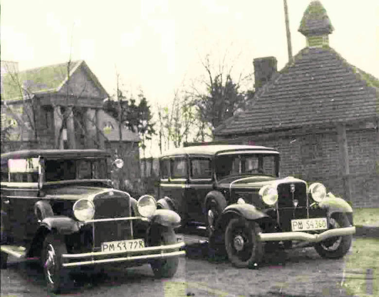 Studebaker President rocznik 1931 (z prawej) i Cadillac na terenie gazowni. W głębi po lewej niewykończona jeszcze willa dyrektora Ignacego Wieleżyńskiego