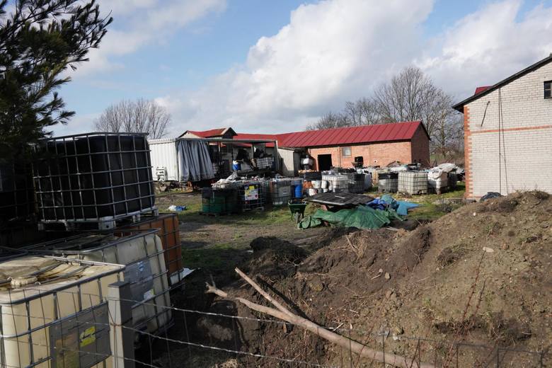 W małej miejscowości Szołajdy w powiecie kolskim mieszkańcy każdego dnia budzą się z obawą, że odpady nielegalnie składowane na jednej z sąsiednich działek, wybuchną. 