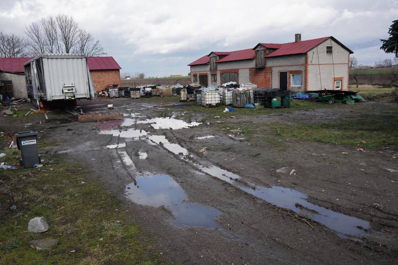 W małej miejscowości Szołajdy w powiecie kolskim mieszkańcy każdego dnia budzą się z obawą, że odpady nielegalnie składowane na jednej z sąsiednich działek, wybuchną. 