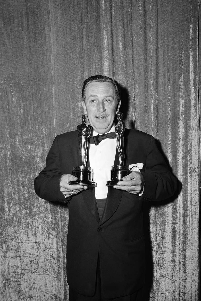 1955 r.<br /> <br /> Walt Disney odbiera kolejne Oscary za swoje kultowe animacje.<br /> <br /> Twórca kultowych animacji pobił trzy oscarowe rekordy - był najwięcej razy nominowany, zdobył najwięcej Oscarów, a także najwięcej razy przegrał wyścig o statuetkę.