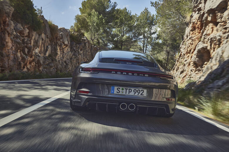 Porsche 911 GT3 z pakietem TouringPorsche oferuje 911 GT3 w cenie od 883 tys. zł (z VAT i uwzględnieniem krajowej specyfikacji). Pakiet Touring można